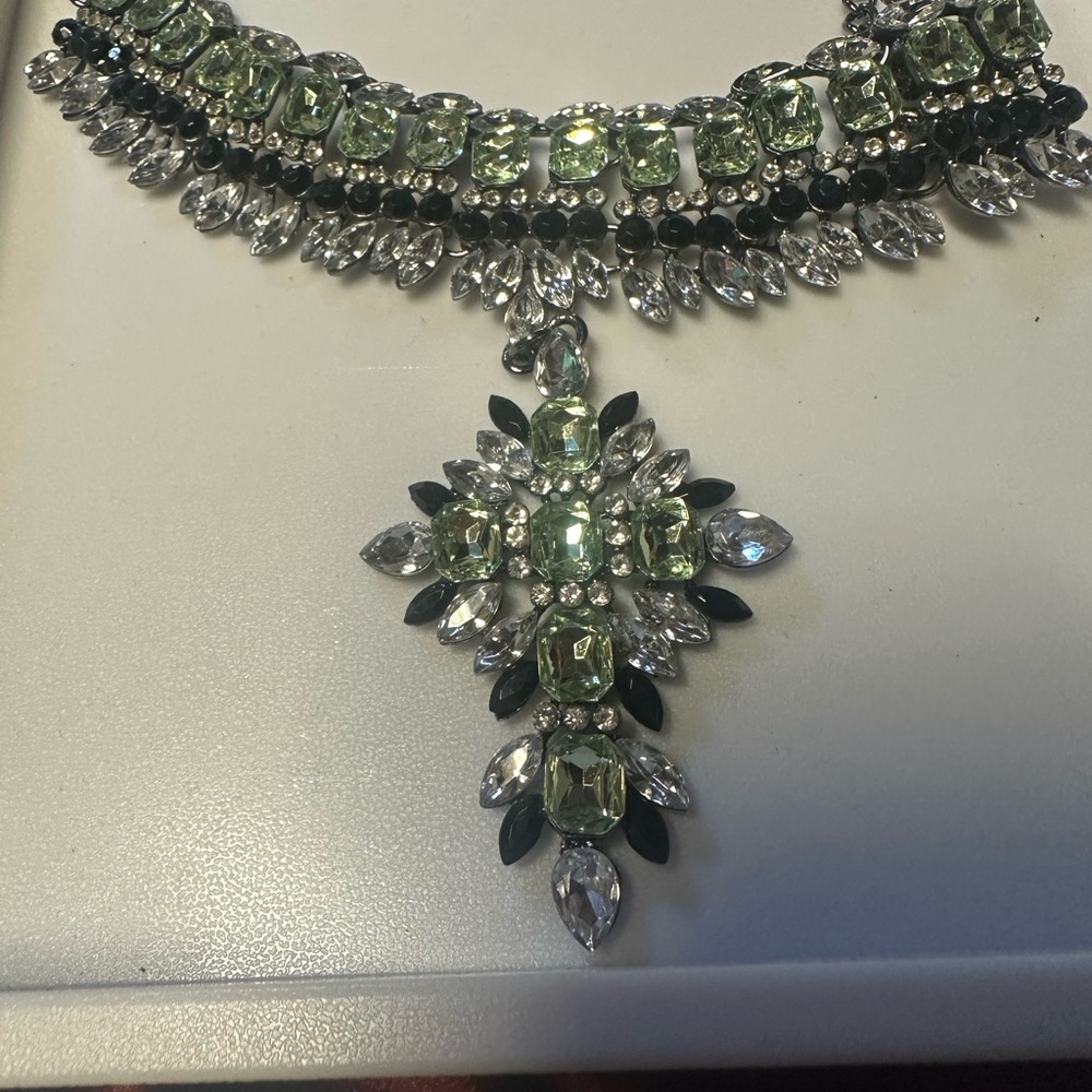 Elegant Silver and Green Necklace - Picture 2 of 2